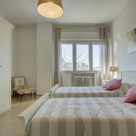 Sunlit-balcony Apartment *